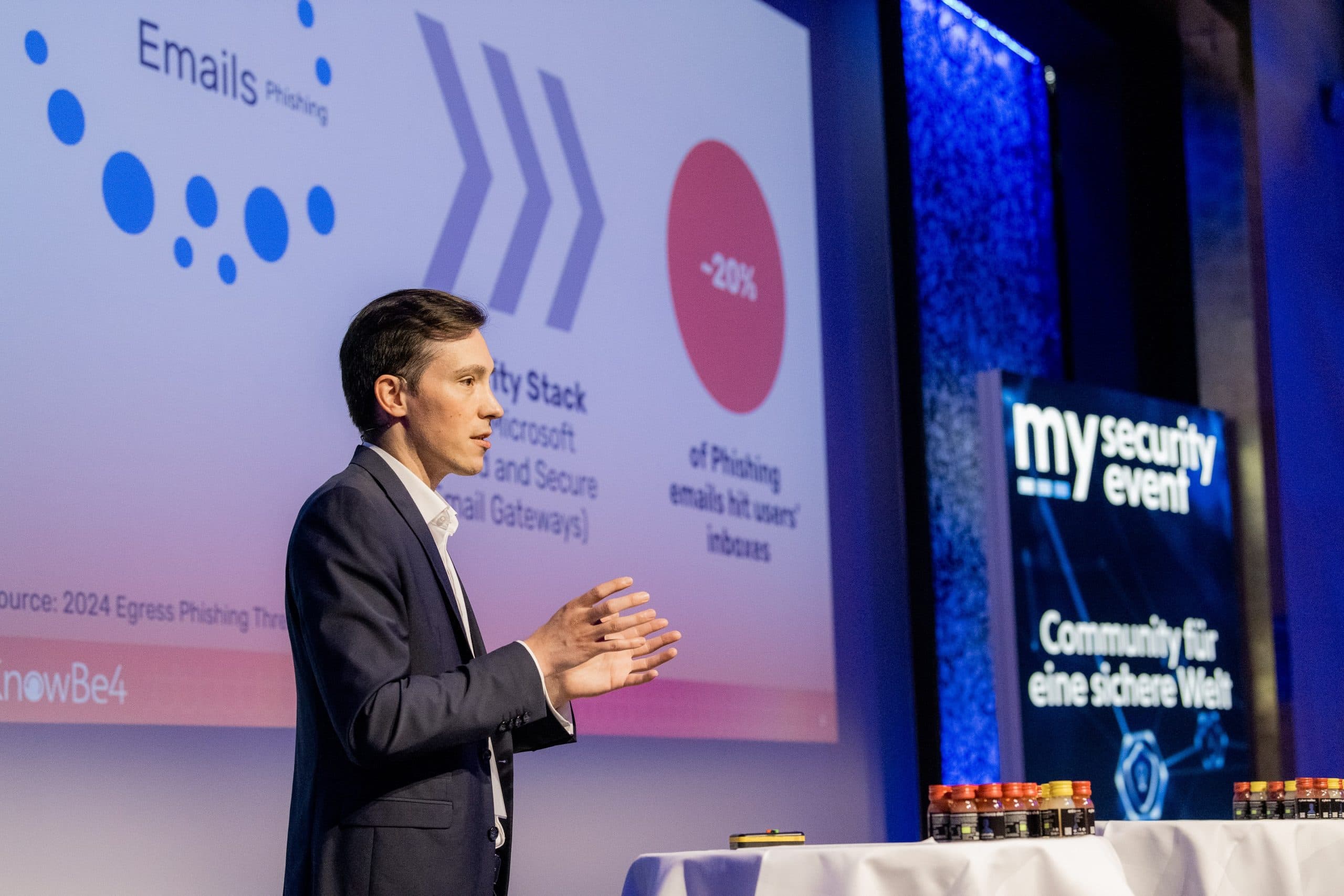 Redner bei einer Präsentation auf der mysecurityevent Bühne